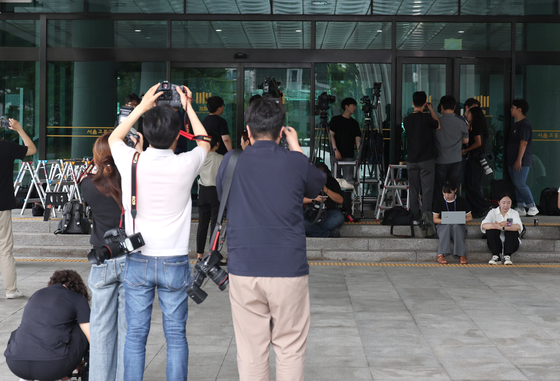 Reporters await former President Yoon Suk Yeol at the Supreme Prosecutors' Office in southern Seoul on July 1. [YONHAP]