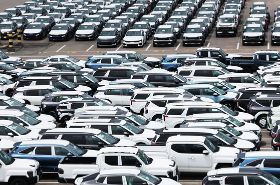 Cars for export are parked at the Pyeongtaek Port in Gyeonggi on July 1. [YONHAP]