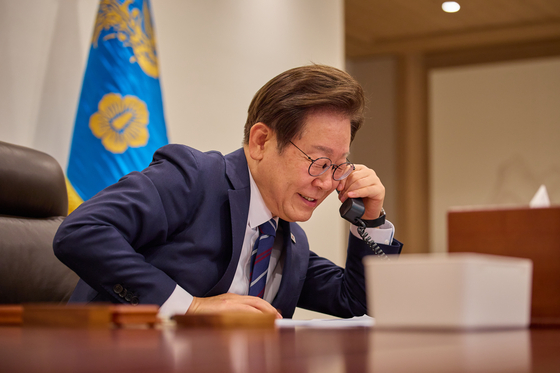 President Lee Jae Myung speaks with New Zealand Prime Minister Christopher Luxon over the phone on July 1 in the presidential office in Yongsan District, central Seoul. [JOINT PRESS CORPS]