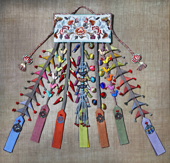 Key tag embroidered with patterns [PARK SANG-MOON]