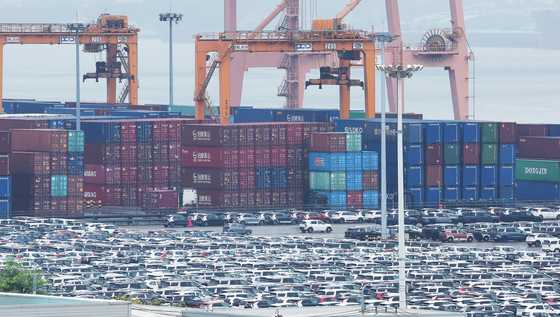 Export cargo and vehicles are seen piled up at Pyeongtaek Port in Gyeonggi on July 1. [YONHAP]
