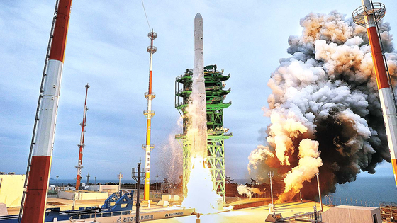 The homegrown Nuri rocket (KSLV-II) is launched from Naro Space Center in South Jeolla's Goheung County on June 21, 2022. [YONHAP] 
