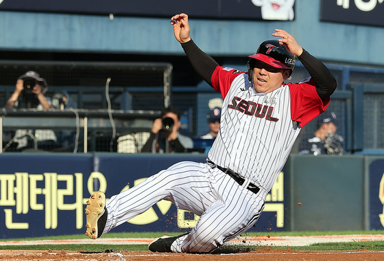 LG Twins outfielder Kim Hyun-soo slides into home during a game against the Doosan Bears at Jamsil Stadium in Seoul on June 22. [YONHAP] 