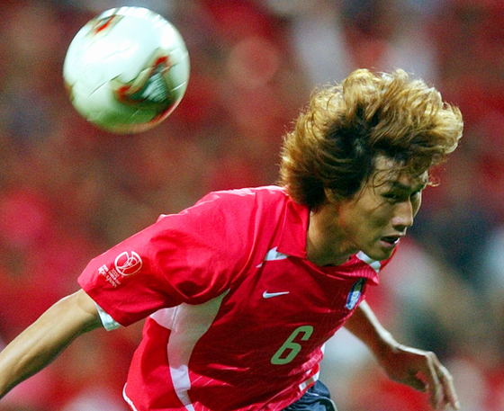Korea's late Yoo Sang-chul jumps for an header, during the 2002 World Cup semifinal match between Germany and South Korea, at the Seoul World Cup stadium in Seoul, Korea, in this June 25, 2002, file photo. [AP/YONHAP]