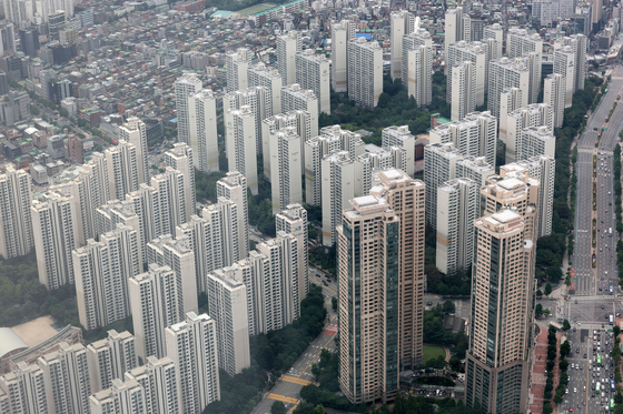 Apartment buildings as seen in Songpa District, southern Seoul, on June 29 [NEWS1] 