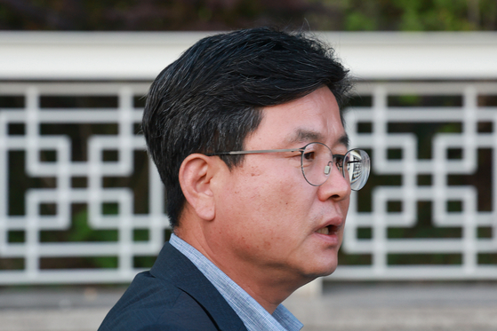 Kang Eui-gu, former secretary at the presidential office, leaves the Supreme Prosecutors' Office in southern Seoul after questioning on June 30. [YONHAP]