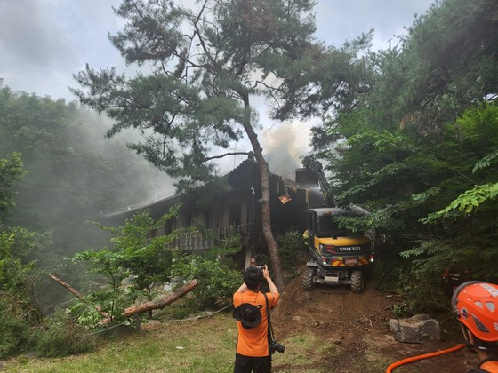 Fire authorities work to put out a fire at Seongbuk-dong Garden, a designated cultural heritage site in Seongbuk District, northern Seoul, on June 30. [SEONGBUK DISTRICT OFFICE]
