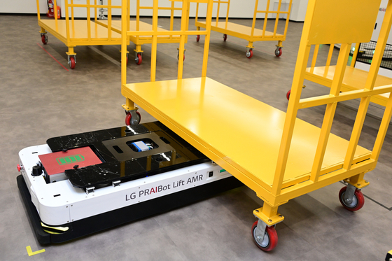 An autonomous robot developed by LG Electronics’ Production Engineering Research Institute transports a kit for parts and materials in this photo provided on July 1. [LG ELECTRONICS]