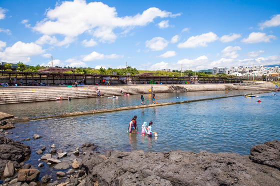 A picture of tourists in Jeju Island [JEJU TOURISM ORGANIZATION]
