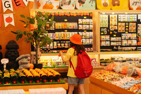 A picture of a tourist in downtown Jeju City [JEJU TOURISM ORGANIZATION]