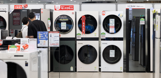 Washing machines displayed at a retail store in Seoul on June 13 [NEWS1]