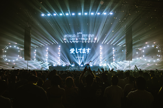 The closing show features Kim’s production philosophy, using lighting and lasers that leverage the indoor venue’s adjustable brightness. [BEPC TANGENT]