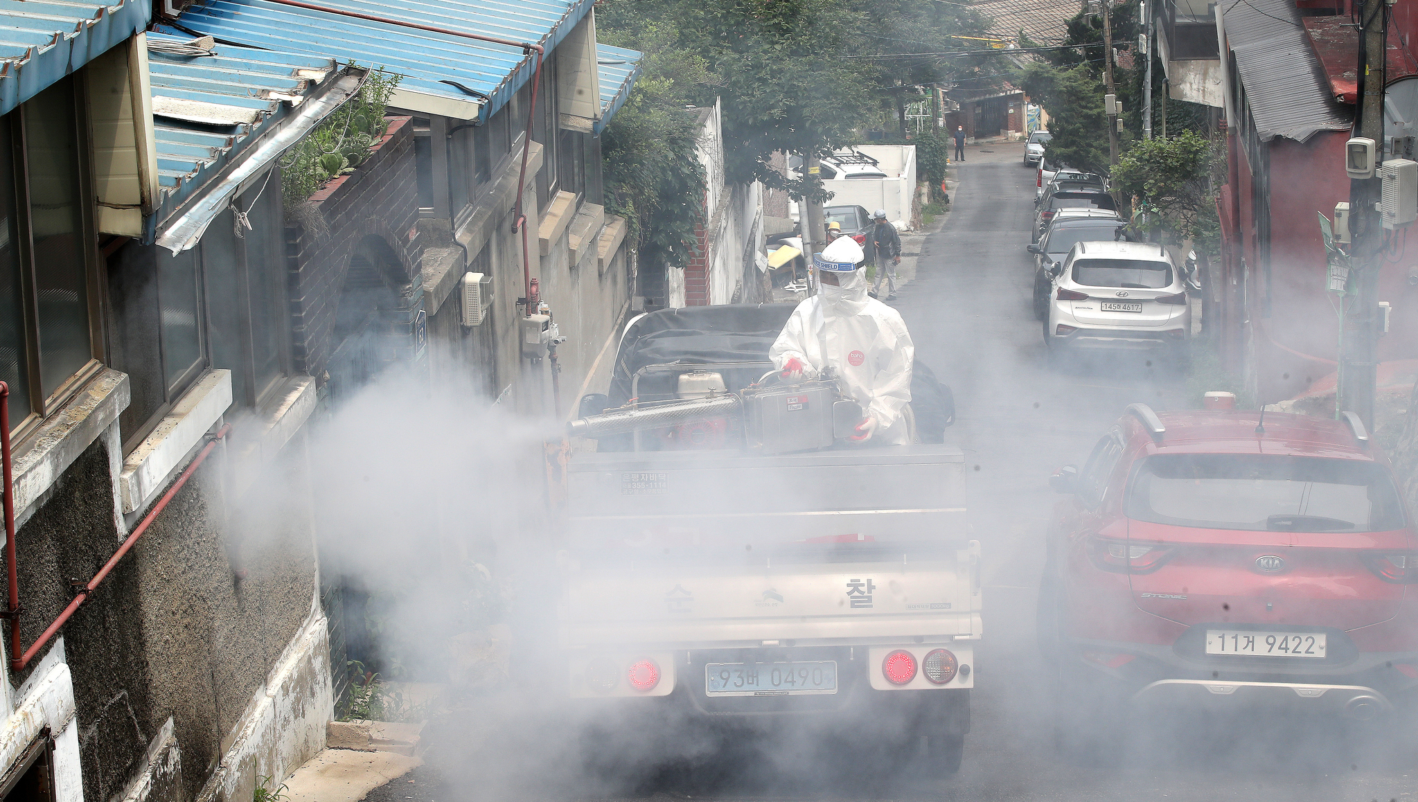 Eunpyeong District officials conduct emergency disinfection for lovebugs in a residential area near Galhyeon-ro in Eunpyeong District, northern Seoul, on July 4, 2022. [NEWS1]