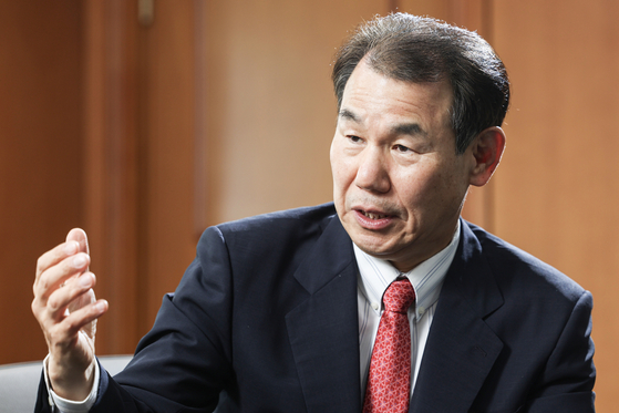 Jeong Eun-bo, chairman of the Korea Exchange, speaks in an interview with the JoongAng Ilbo at the exchange’s Seoul office in Yeouido, western Seoul, on the afternoon of June 30. [KIM KYOUNG-ROK] 