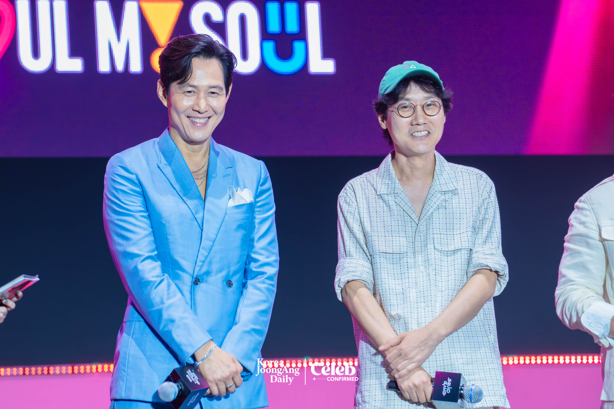 Actors Lee Jung-jae and Lee Byung-hun and director Hwang Dong-hyuk during a fan event for the release of the third season of “Squid Game” (2021-) at Seoul Plaza in central Seoul on June 28. [DANIELA GONZALEZ PEREZ]