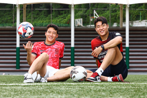 Pohang Steelers’ Lee Tae-seok, left, and Lee Ho-jae during an interview with the JoongAng Ilbo at Jung Dae Bu High School in Gangnam District, southern Seoul, on June 30. [KIM JONG-HO]