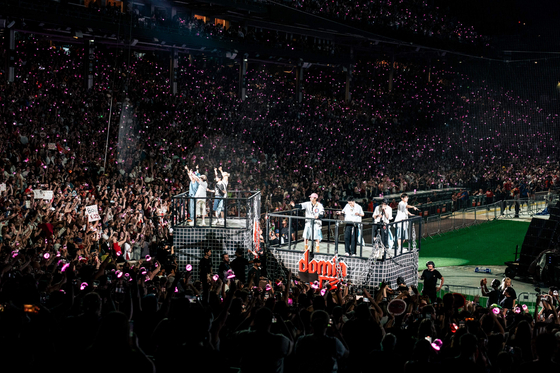 Boy band Stray Kids perform at Washington’s Nationals Park in Washington on June 24. [JYP ENTERTAINMENT]