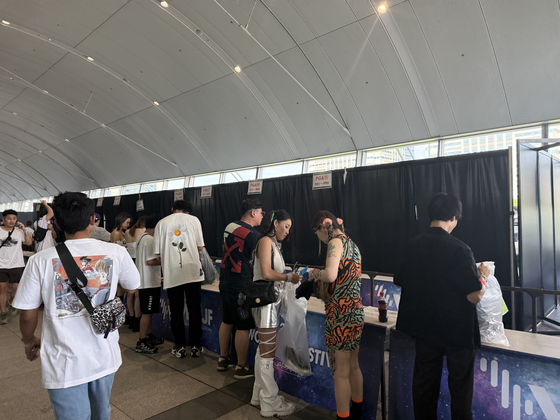 The venue's massive luggage check area, numbered up to 4,000, aids visitors. [CHOI HYE-RI]