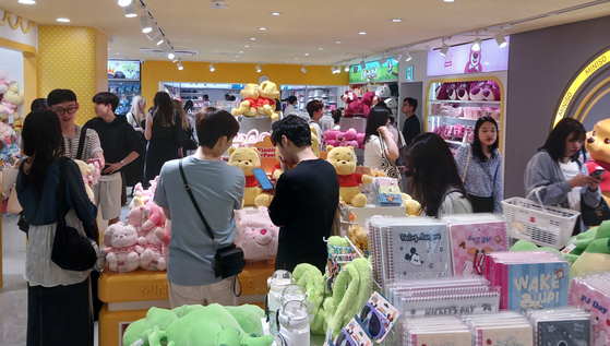 Shoppers browse products at Miniso’s Gangnam branch in Seoul on June 21, 2025. Often dubbed the Daiso of China, Miniso offers a wide range of low-cost household and lifestyle goods. [KIM KYUNG-MI]