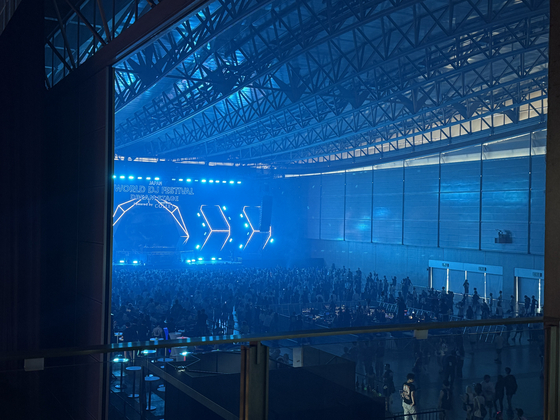 The Dream Stage, the festival’s second-largest, offered a playlist of more niche EDM tracks. Despite its close distance to the World Stage, there was almost no sound bleed. [CHOI HYE-RI]