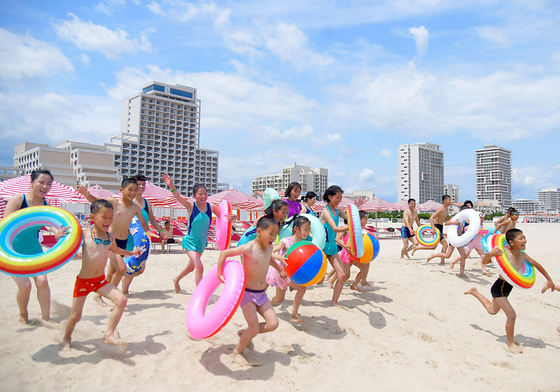 North Korea’s Rodong Sinmun said on July 2 that “a scene of laughter and romance unfolded along the sandy beach” at the newly opened Wonsan Kalma coastal tourist zone. [RODONG SINMUN/NEWS1]