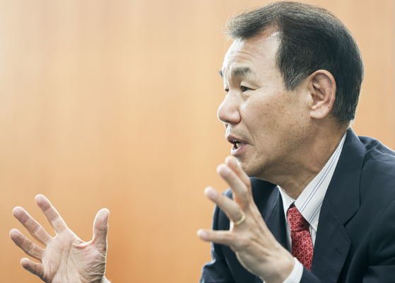 Jeong Eun-bo, chairman of the Korea Exchange, speaks in an interview with the JoongAng Ilbo at the exchange’s Seoul office in Yeouido, western Seoul, on the afternoon of June 30. [KIM KYOUNG-ROK] 