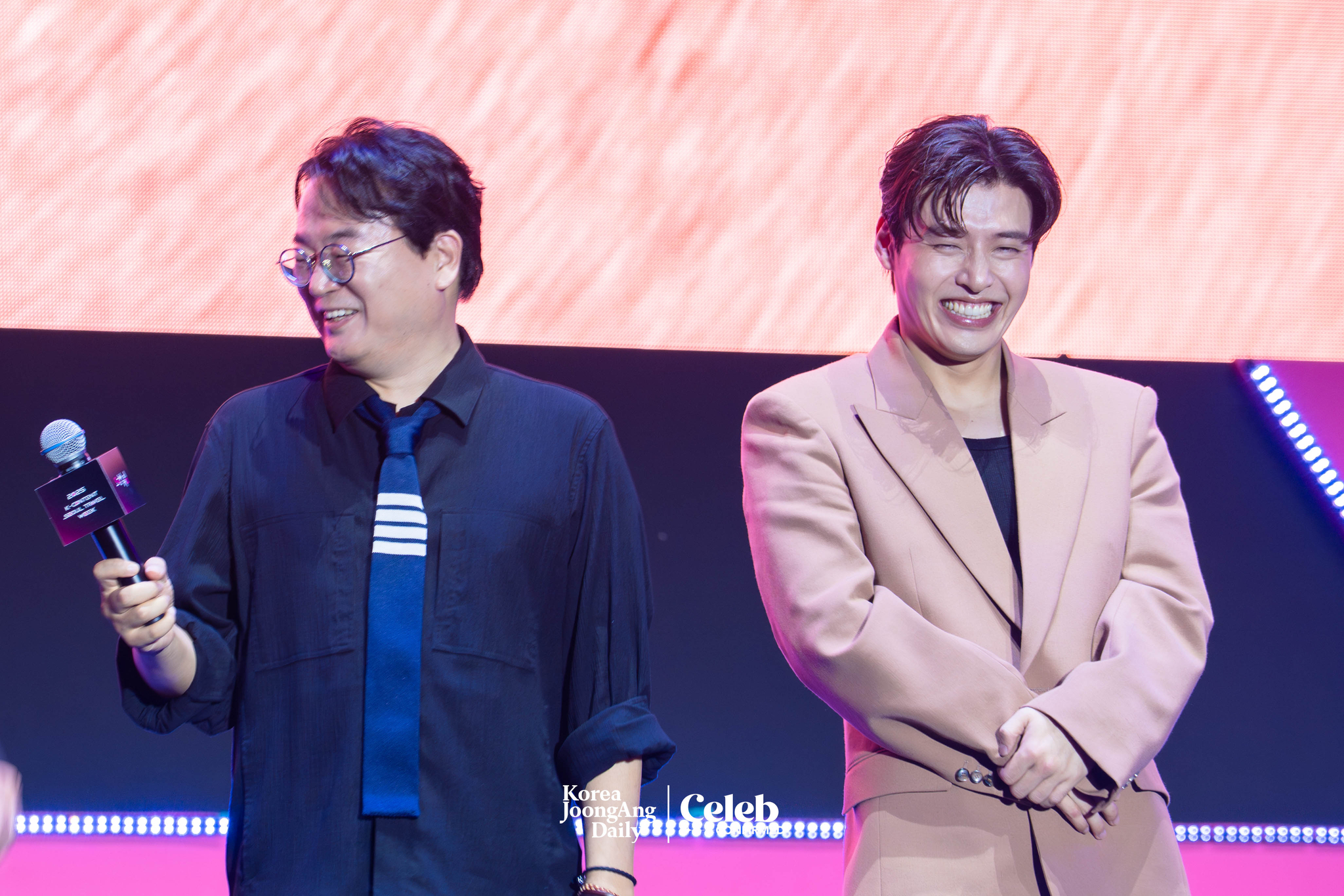 Actors Lee Seo-hwan and Kang Ha-neul during a fan event for the release of the third season of “Squid Game” (2021-) at Seoul Plaza in central Seoul on June 28. [DANIELA GONZALEZ PEREZ]