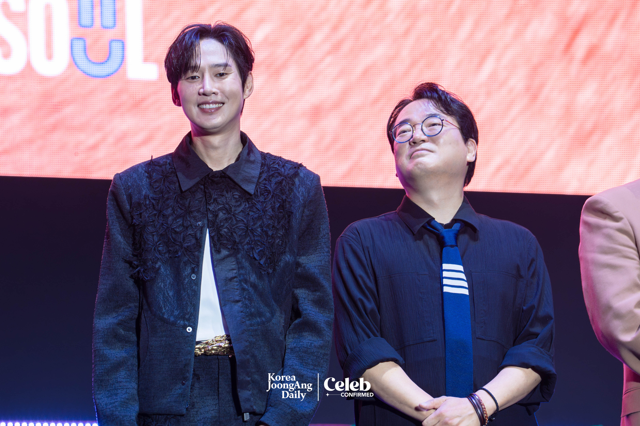 Actors Park Sung-hoon and Lee Seo-hwan during a fan event for the release of the third season of “Squid Game” (2021-) at Seoul Plaza in central Seoul on June 28. [DANIELA GONZALEZ PEREZ]