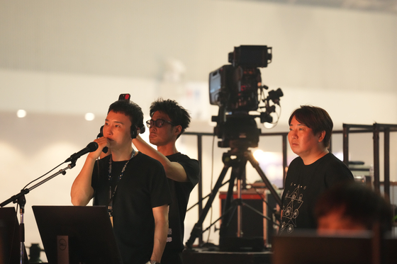 BEPC Tangent CEO Kim Eun-sung, left, and Samurai Partners CEO Hiroyuki Irie direct the show from the console. Last year, Hiroyuki also took the stage as a DJ at Korea’s World DJ Festival. [BEPC TANGENT]