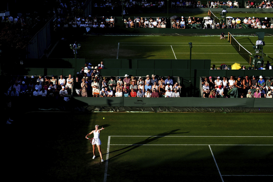 Elena Rybakina of Kazakhstan serves to Elina Avanesyan of Armenia during their first round women’s singles match at the Wimbledon Tennis Championships in London, July 1. [AP/YONHAP] 