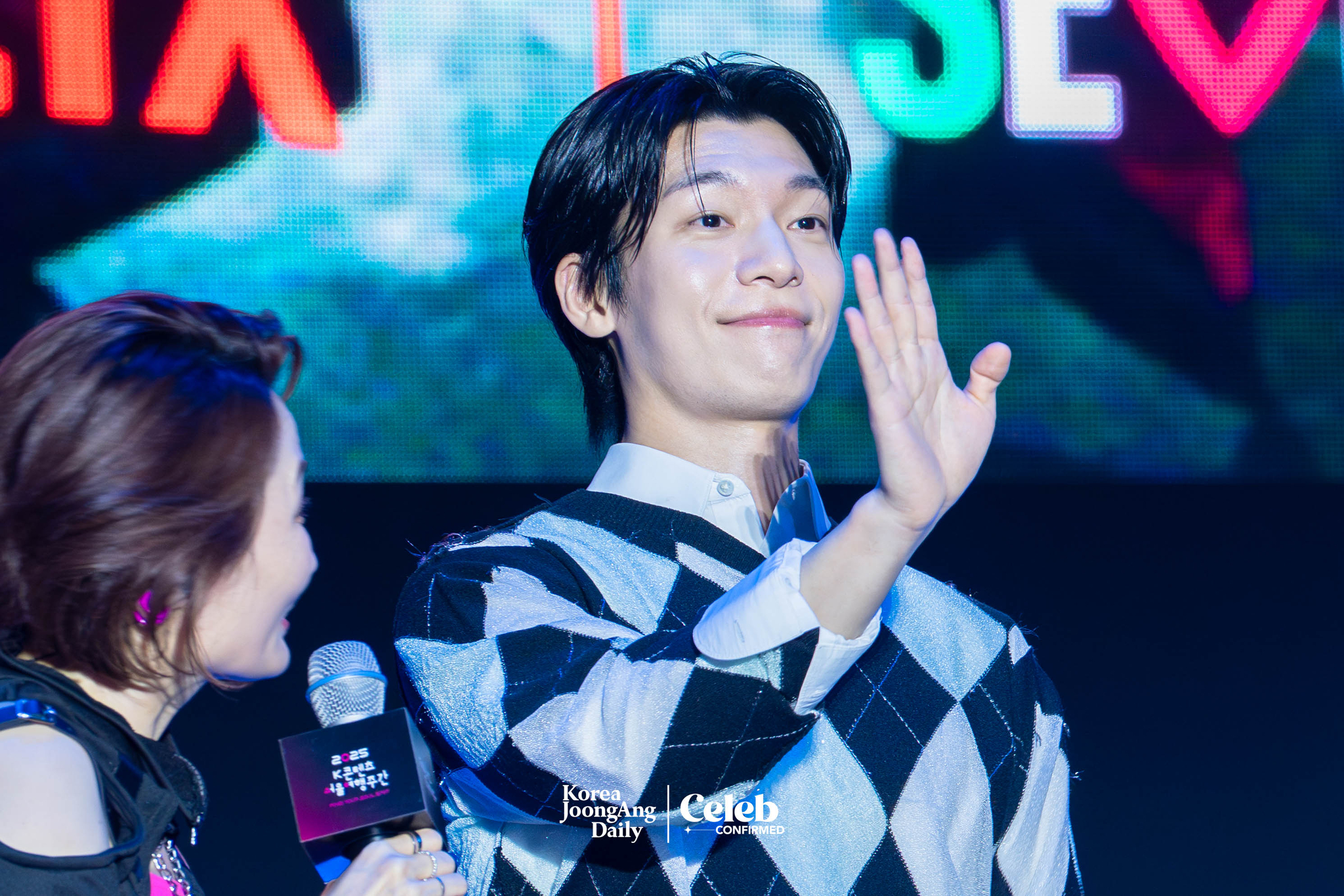 Actor Wi Ha-jun during a fan event for the release of the third season of “Squid Game” (2021-) at Seoul Plaza in central Seoul on June 28. [DANIELA GONZALEZ PEREZ]