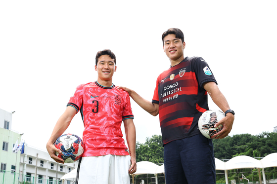Pohang Steelers’ Lee Tae-seok, left, and Lee Ho-jae speak during an interview with the JoongAng Ilbo at Jung Dae Bu High School in Gangnam District, southern Seoul, on June 30. [KIM JONG-HO] 