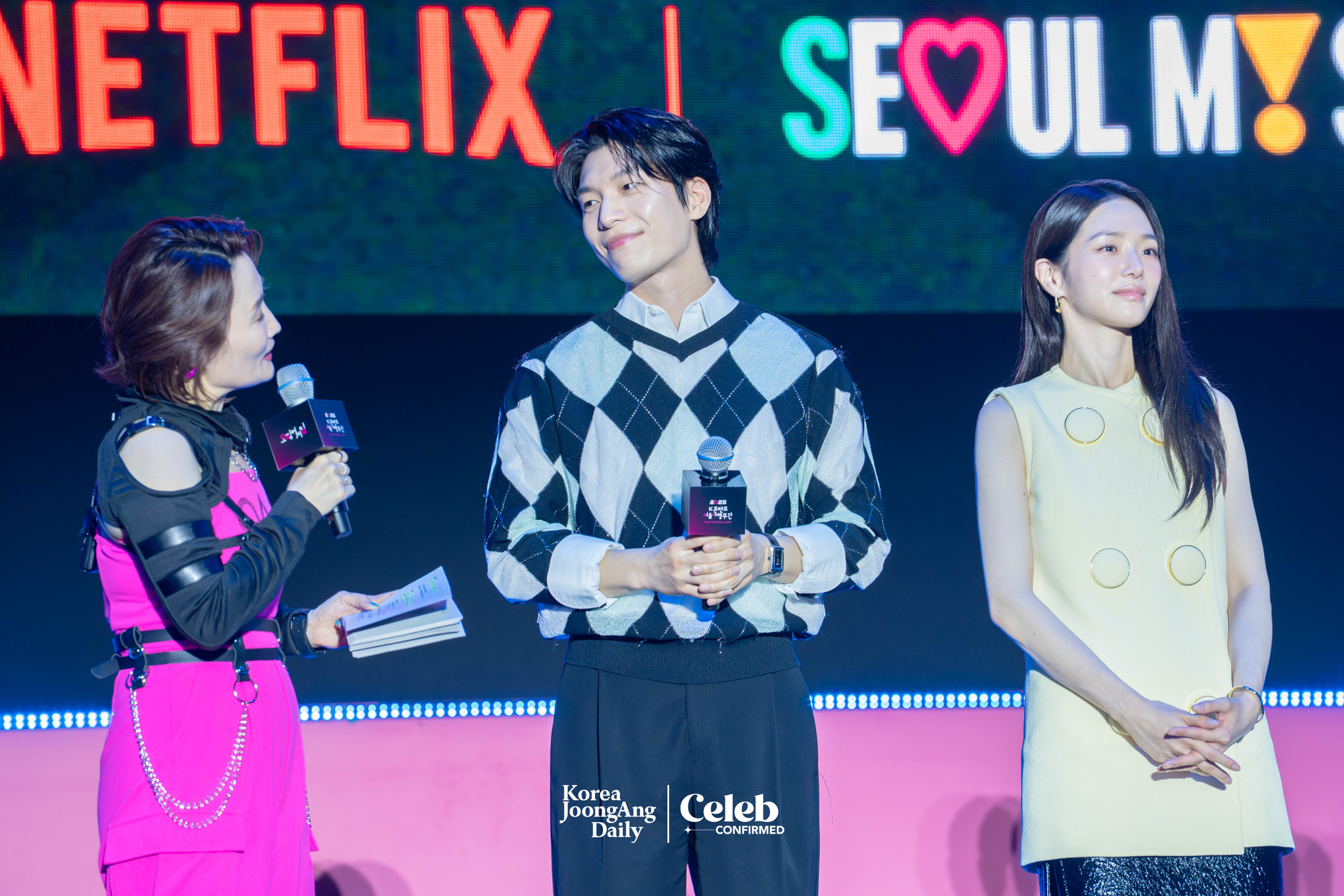 Actors Wi Ha-jun and Park Gyu-young during a fan event for the release of the third season of “Squid Game” (2021-) at Seoul Plaza in central Seoul on June 28. [DANIELA GONZALEZ PEREZ]