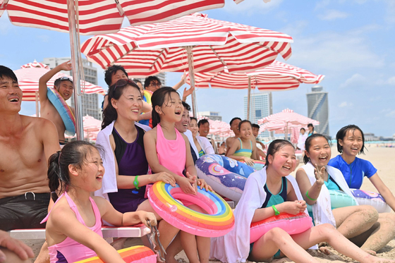 North Korea’s Rodong Sinmun reported on July 2 that large numbers of visitors checked in at the newly opened Wonsan Kalma coastal tourist zone on its first day of operation. [RODONG SINMUN/NEWS1] 
