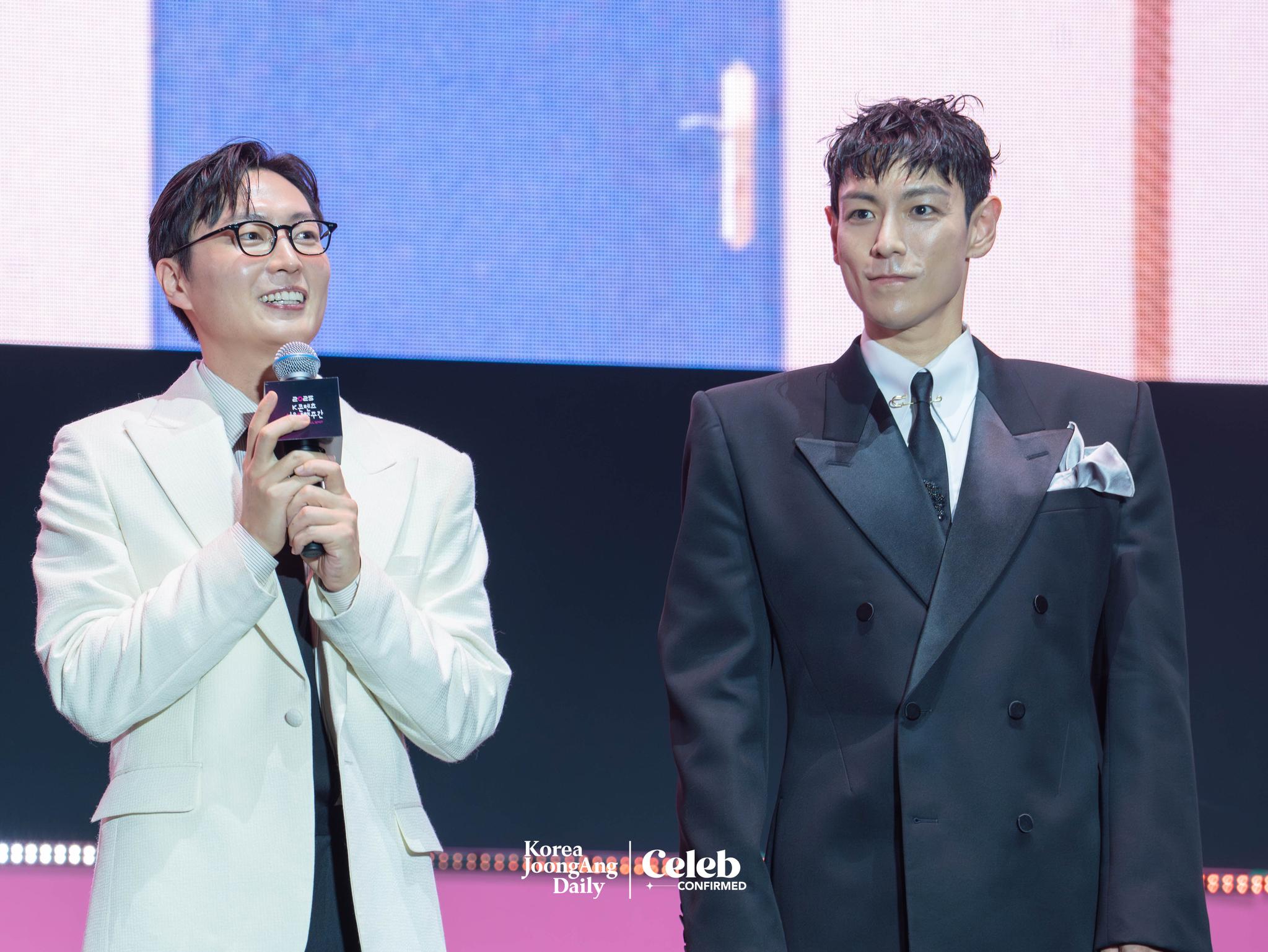 Actors Roh Jae-won and Choi Seung-hyun (T.O.P.) during a fan event for the release of the third season of “Squid Game” (2021-) at Seoul Plaza in central Seoul on June 28. [DANIELA GONZALEZ PEREZ]