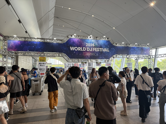Inside Makuhari Messe, the ticket booths split lines by direction for single-day and two-day pass holders. [CHOI HYE-RI]