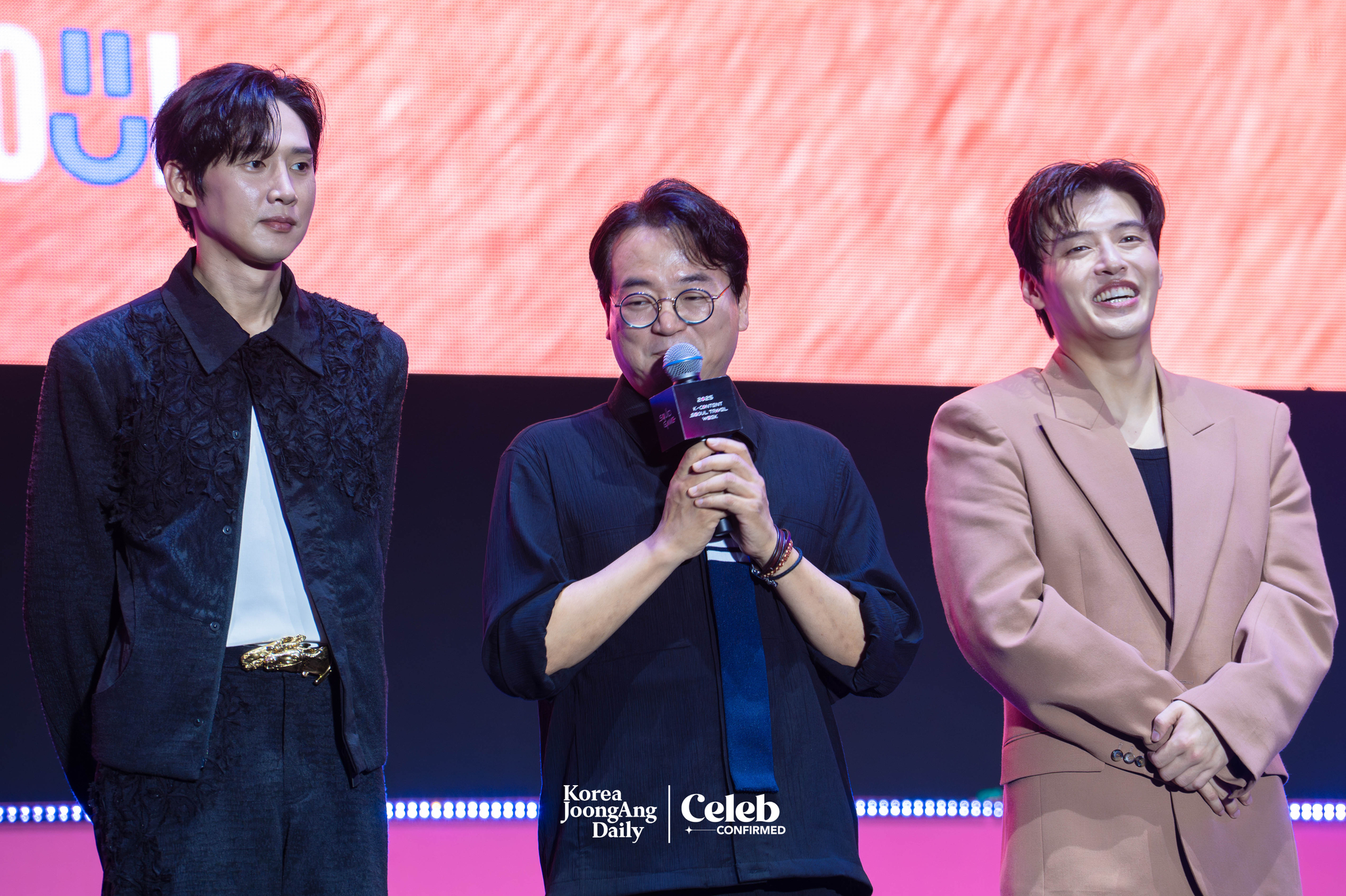 Actors Park Sung-hoon, Lee Seo-hwan and Kang Ha-neul during a fan event for the release of the third season of “Squid Game” (2021-) at Seoul Plaza in central Seoul on June 28. [DANIELA GONZALEZ PEREZ]