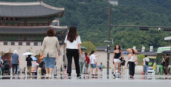 Citizens walk across the Gwanghwamun Square in central Seoul on July 1. [YONHAP]