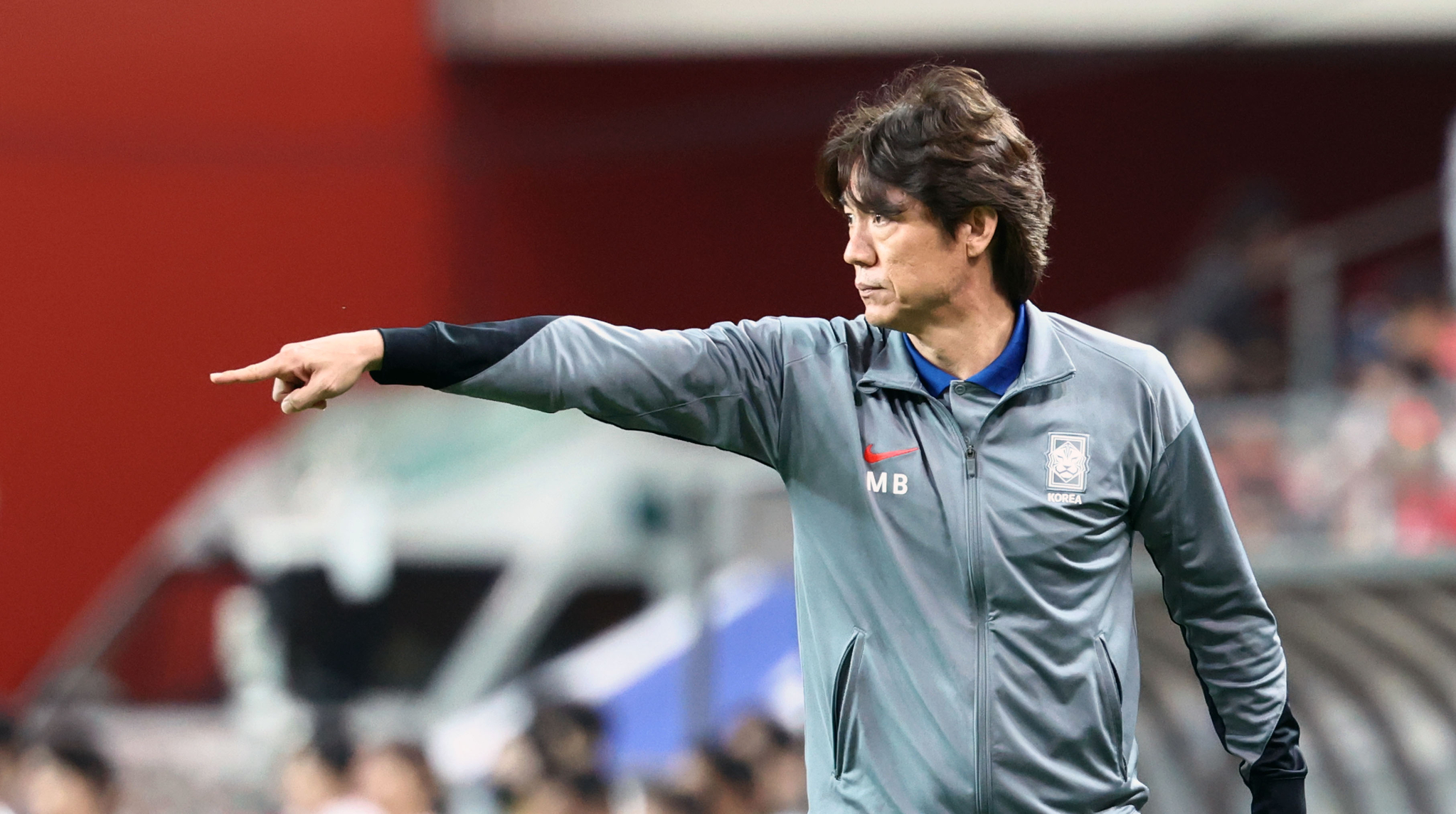 Korea head coach Hong Myung-bo directs his players during their Group B match against Kuwait in the third round of the Asian World Cup qualification at Seoul World Cup Stadium in the capital, in this file photo from June 10. [YONHAP]