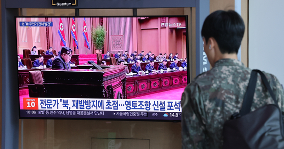 As North Korea claimed to have discovered the remains of an unmanned aerial vehicle drone identical to one operated by the South Korean military in Pyongyang, a related news broadcast is being shown in the waiting room of Seoul Station in Jung District, central Seoul on Oct. 20, 2024. [YONHAP]