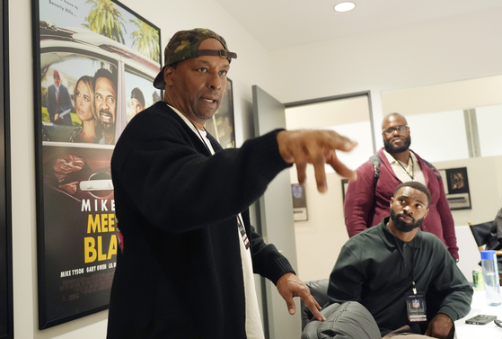 Filmmaker and former professional basketball player Deon Taylor, left, discusses the movie industry as Las Vegas Raiders linebacker K'Lavon Chaisson, seated, and retired NFL player Reginald Kahlil McKenzie look on during a filmmaking workshop for NFL players in Santa Monica, California, on March 4. [AP/YONHAP]