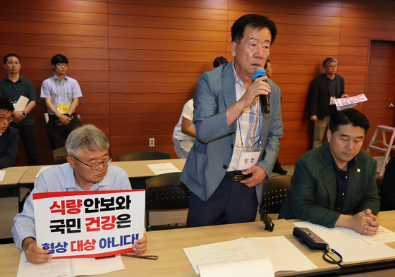 Members of the Korea Hanwoo Association speak during a public hearing on reciprocal tariffs held at Post Tower in Jung District, central Seoul on June 30. [YONHAP] 