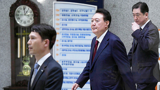 Former President Yoon Suk Yeol leaves the Seoul High Court in Seocho District, southern Seoul after being questioned on June 29. [JOINT PRESS COPRS] 