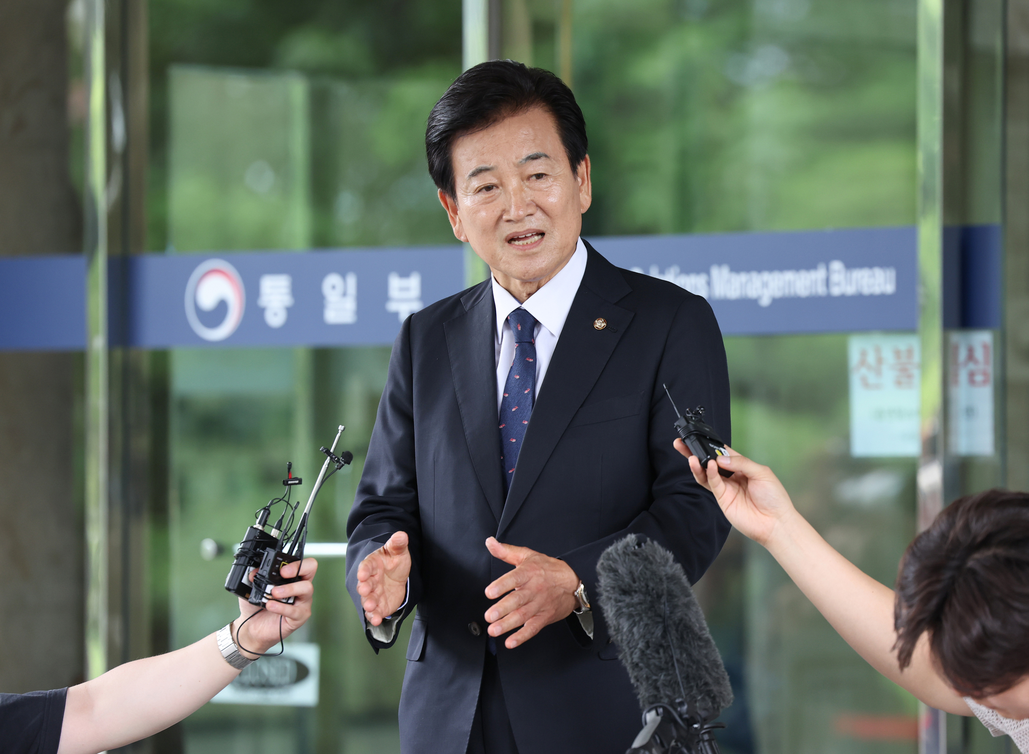 Minister of Unification nominee Chung Dong-young speaks to reporters as he enters his temporary office in Jongno District, central Seoul, on June 24. [YONHAP]