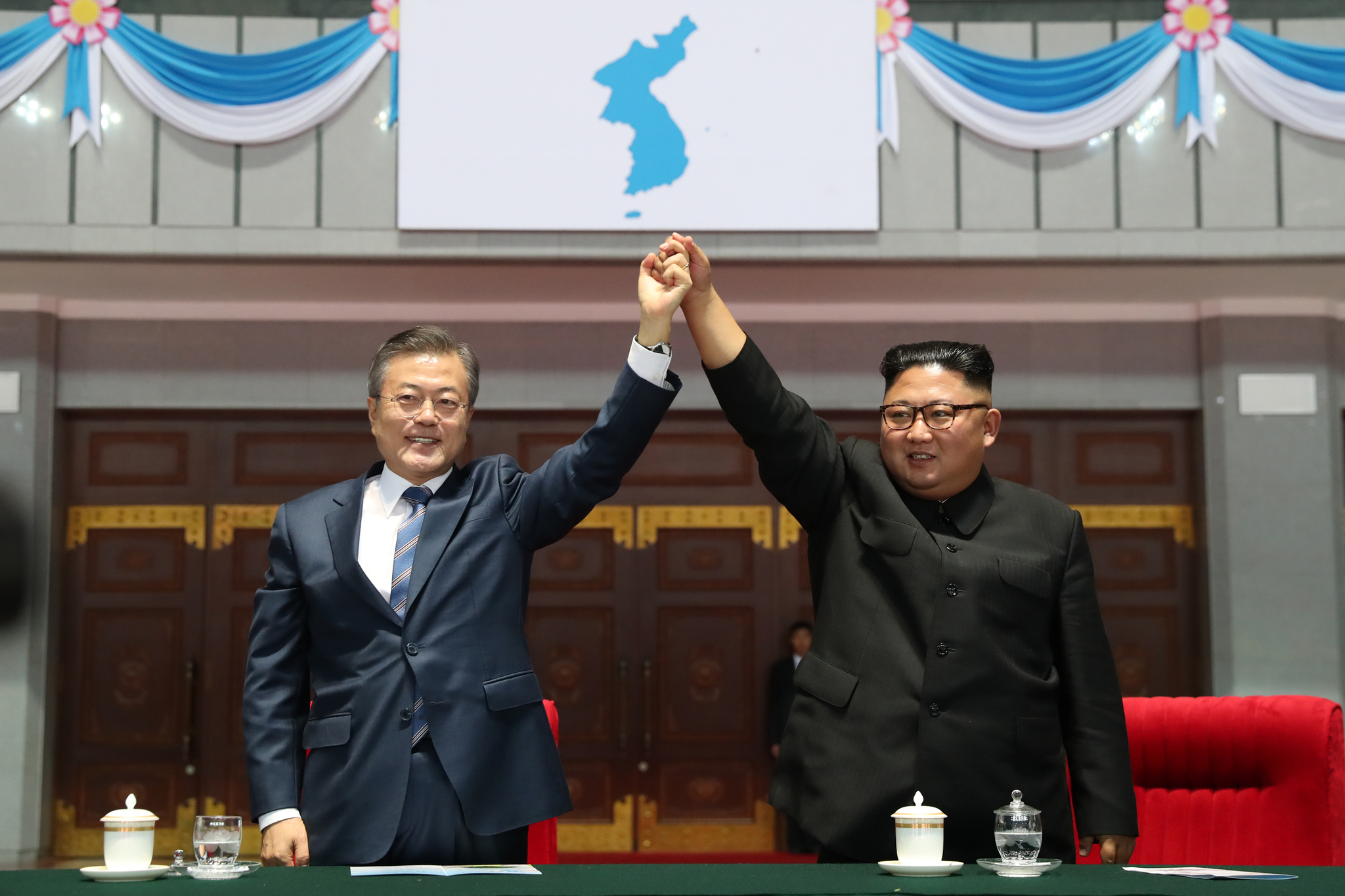South Korean President Moon Jae-in, right, and North Korean leader Kim Jong-un hold hands after watching a large-scale gymnastic and artistic performance at the May Day Stadium in Pyongyang on Sept. 19, 2018. [YONHAP]