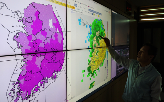 A forecast researcher explains weather information related to the heat advisories issued for most of the country at the Korea Meteorological Administration's metropolitan office in Suwon, Gyeonggi on July 3. [YONHAP] 