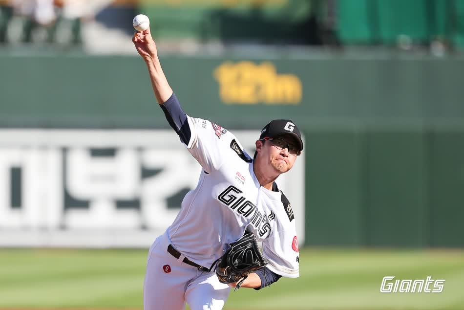 Lotte Giants starter Park Se-woong pitches against the KT Wiz during a Korea Baseball Organization regular-season game at Sajik Baseball Stadium in Busan, 320 kilometers southeast of Seoul, on June 29, 2025, in this photo provided by the Giants. [YONHAP]
