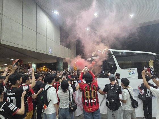 FC Seoul fans block the team bus after the match against the Pohang Steelers at the Seoul World Cup Stadium in western Seoul on June 29 to protest manager Kim Gi-dong, whom they hold responsible for Ki Sung-yueng’s transfer to the Steelers. [JOONGANG ILBO]