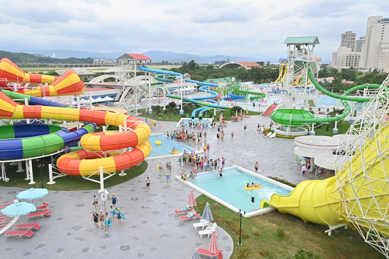 North Korea's state-run newspaper Rodong Sinmum reported on July 3 that the Wonsan-Kalma Coastal Tourist Area is a success, bustling with tourists from all over the country. [NEWS1] 