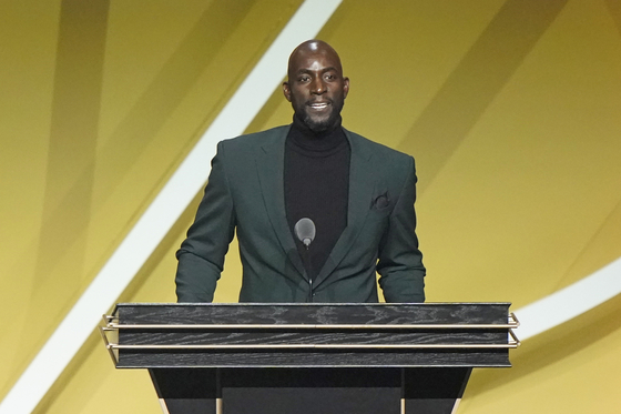 Kevin Garnett speaks as he is enshrined in the 2020 class of the Basketball Hall of Fame in Uncasville, Conn. on May 15, 2021. [AP/YONHAP]